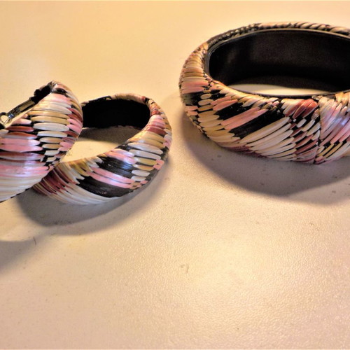 Bracelet and earrings set made of plastic cord in beige, pink, brick red, black