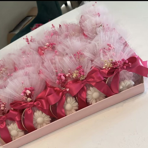 Daisy wreath candle favors new, assorted colors and scents