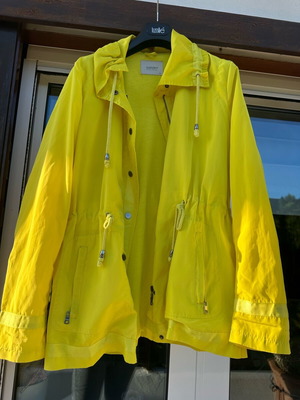 Sarah by Sarah Lawrence windbreaker like new, size 42, yellow