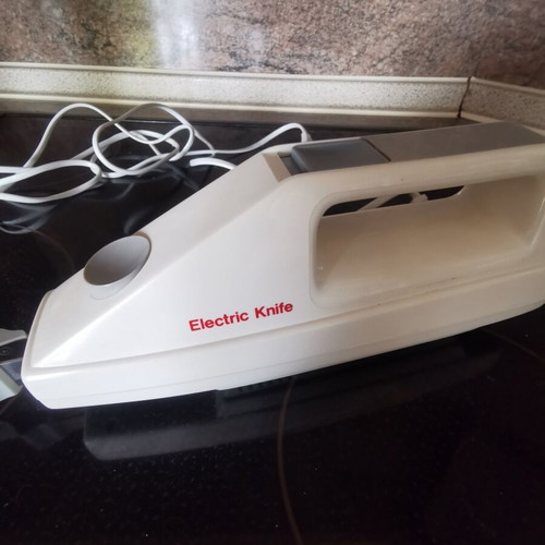 Electric Knife used with two blades and wall mount