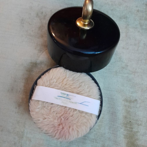 Van Cleef & Arpels First powder box used