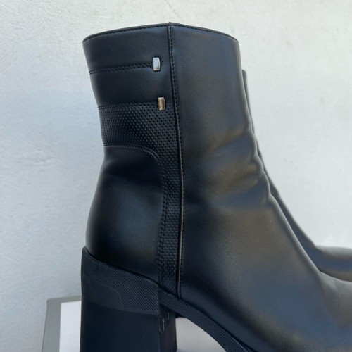 Migato women's black leather ankle boots like new with 8 cm heel