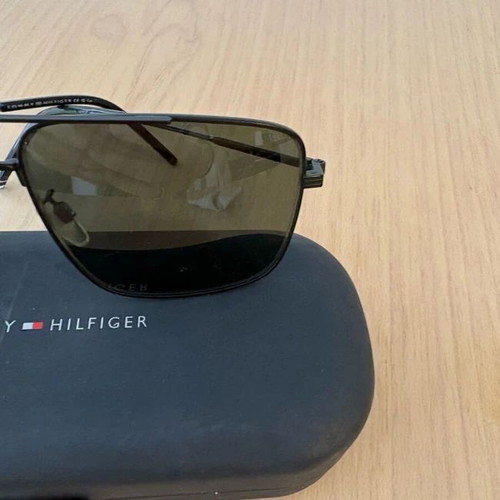 Tommy Hilfiger sunglasses like new, black with case