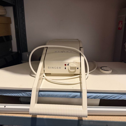 Singer ironing press 2200W with 450ml tank used