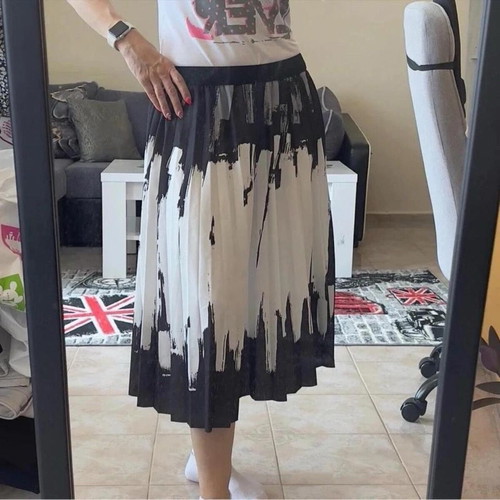 Two Tone Pleated Skirt Black White Flare Size M like new