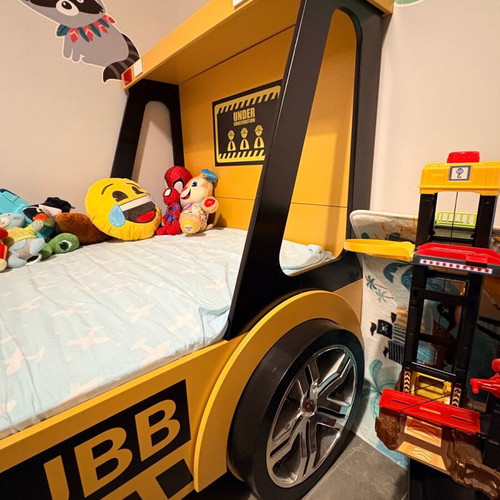 Bulldozer Bed like new with mattress