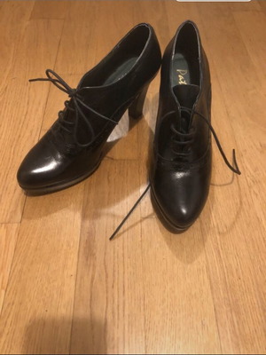 Patricia Miller black leather Oxford ankle boots size 40