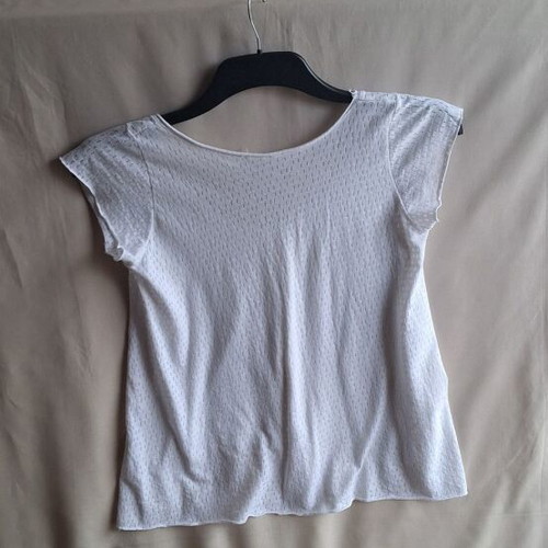 Naiba White Speckled Asymmetric Flowy Top Size S Like New