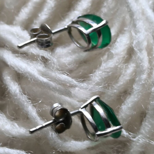White gold stud earrings with green teardrop stone new