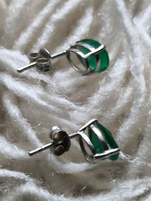 White gold stud earrings with green teardrop stone new
