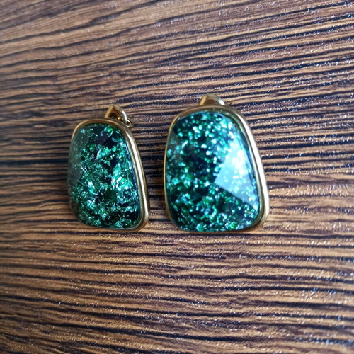 Earrings with green stone and gold frame new