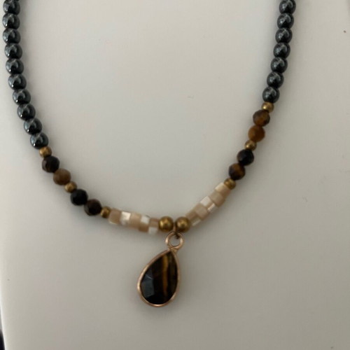 Necklace with tiger's eye semi-precious stones and black stones new