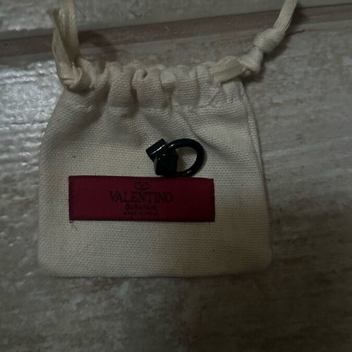Valentino Garavani earring like new, black