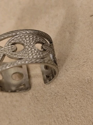 Ring with beautiful design made of stainless steel new, silver