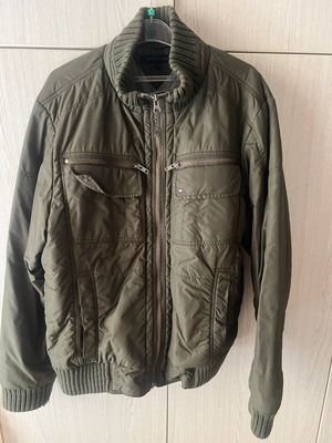Tommy Hilfiger bomber χρώματος χακί με εσωτερικές και εξωτερικές τσέπες
