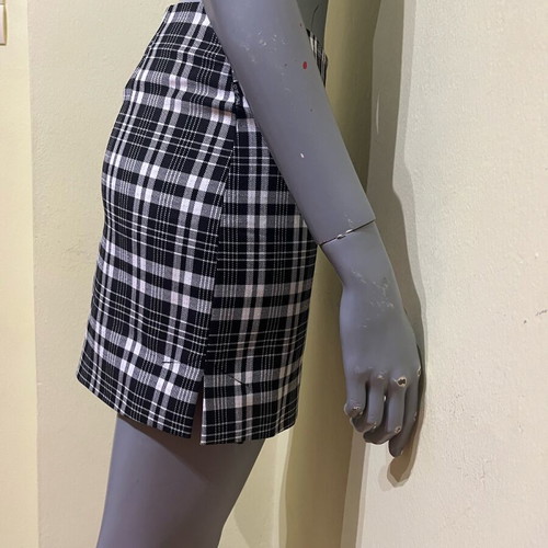 On off mini skirt like new, size M (fits S), black and white