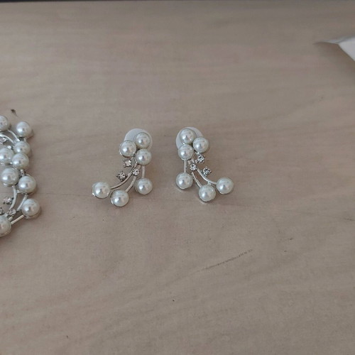 Jewelry set new with pearls and sparkling stones, white