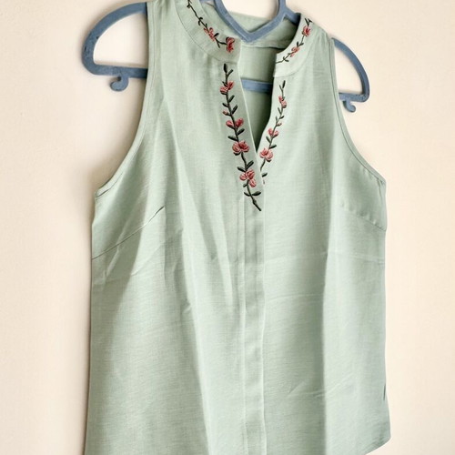 Shein sleeveless blouse new with tags, floral print, size M