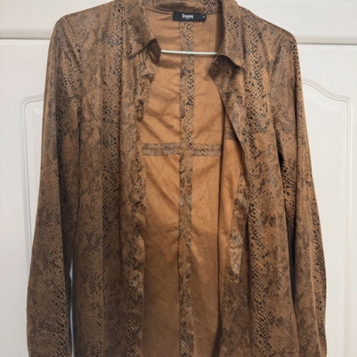 Shirt like new, thick fabric, fitted, size S