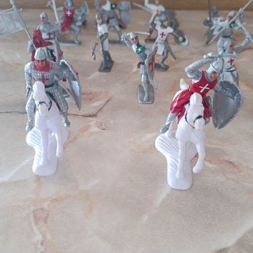 Set of 14 Crusaders and 2 Knights figures