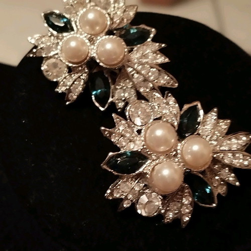 Impressive clip earrings with white pearl and blue rhinestones