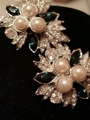 Impressive clip earrings with white pearl and blue rhinestones