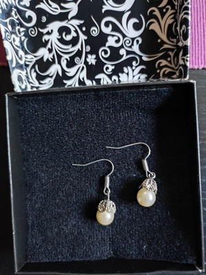 Dangling earrings new with grey silver pearls