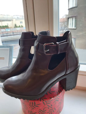 Zara ankle boots used, brown leather with side opening and buckle