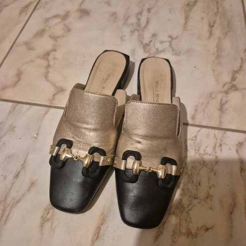 Wall Street Pasoumakia size 38 like new, gold