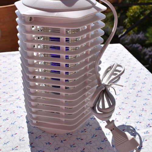 Electronic bug killer new, no harmful poison