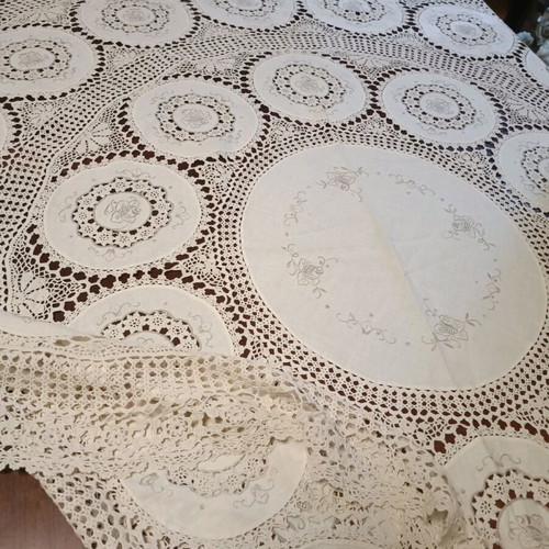 Handmade tablecloth diameter 165 cm like new, beige