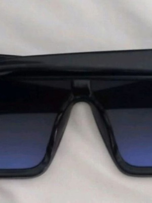 Square sunglasses, black