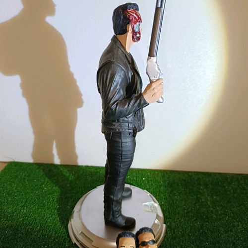 Terminator T-800 Battle Damaged resin statue like new, collectible figure