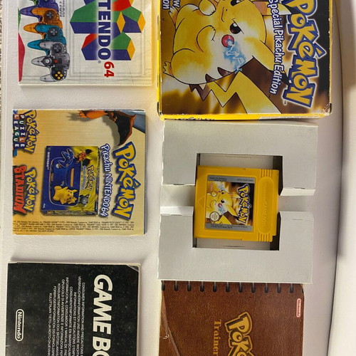 Pokemon Yellow Special Pikachu Edition Game Boy like new, first English print 00
