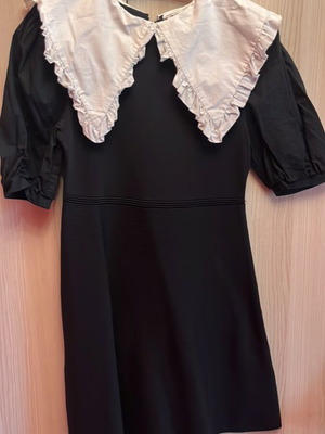 Φόρεμα Wednesday Adams Zara σαν καινούργιο, μαύρο με λευκό γιακά