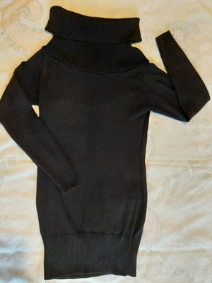 Pullover long warm with large turtleneck like new, black