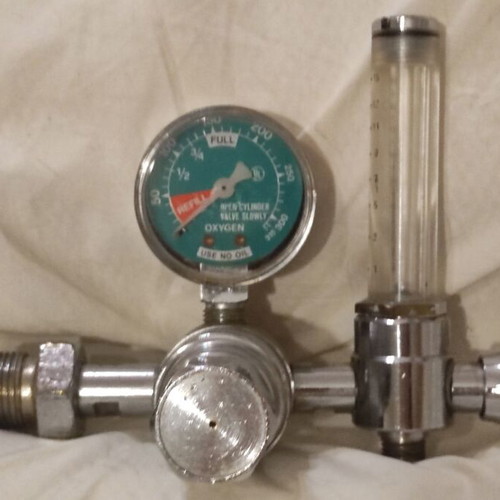 Oxygen Flow Regulator with Sphygmomanometer used, humidifier bottle