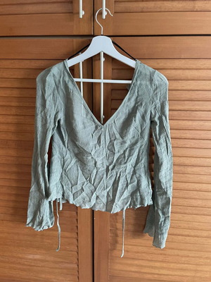 Sage Green Crinkle Crop Top with Open Back like new, size XS/S