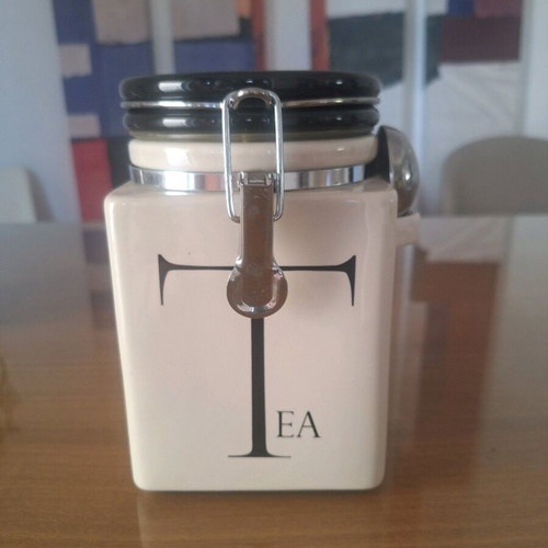 Tea storage container like new with metal clasp and spoon
