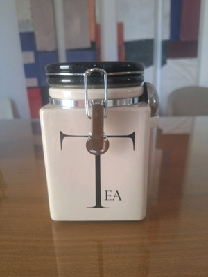 Tea storage container like new with metal clasp and spoon