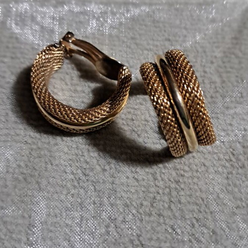 Vintage earrings from the 70s like new, gold-colored