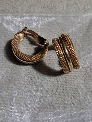 Vintage earrings from the 70s like new, gold-colored