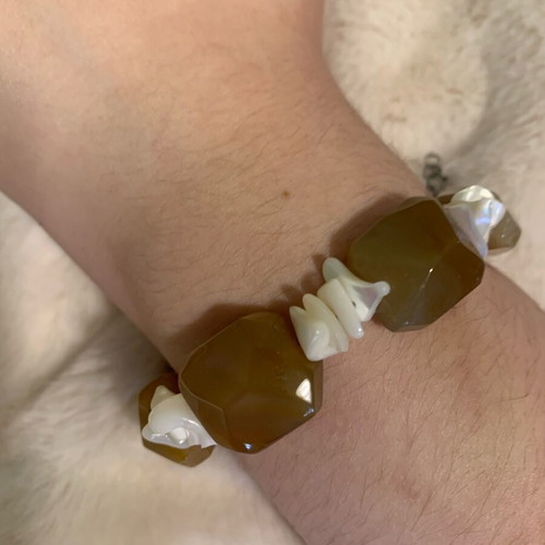 Bracelet with semiprecious stones and mother-of-pearl
