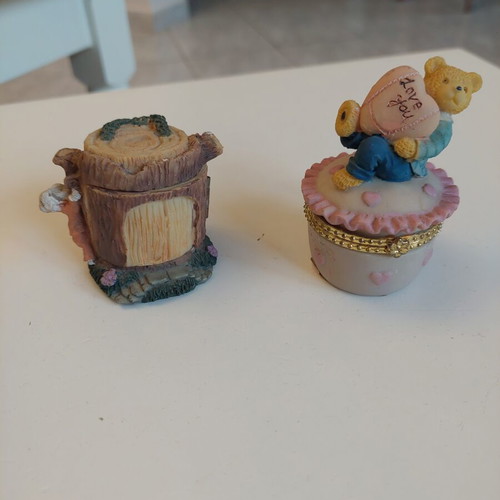 Trinket boxes like new, set of 2 decorative jewelry boxes