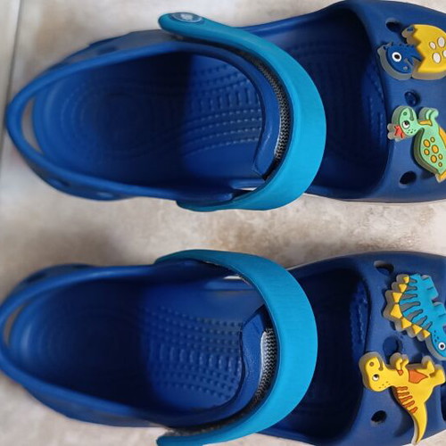 Crocs C13 sandals with dinosaur charms used, blue