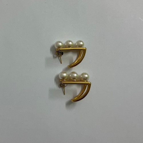Ear cuffs in gold tone with pearls