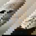 Γύψινη περικεφαλαία σε μαρμάρινη βάση