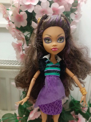 Monster High doll like new without stand