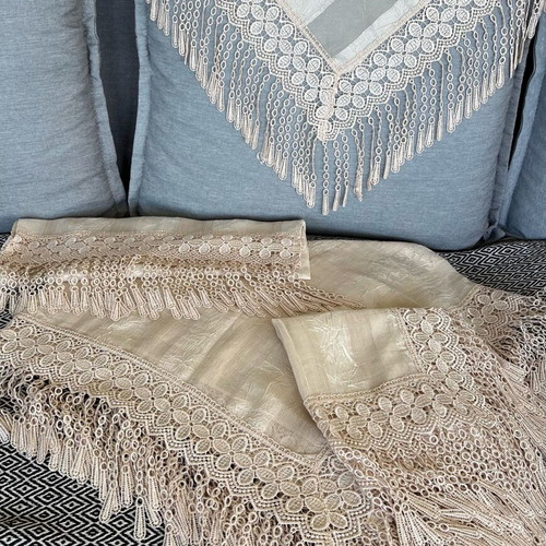 Set of table linens like new, 4 pieces beige with fringes