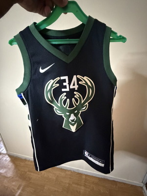 Antetokounmpo Jersey small kids, like new, authentic